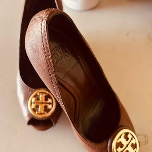 Tory Burch Brown Leather Peep-Toe Flats – Size 6.5